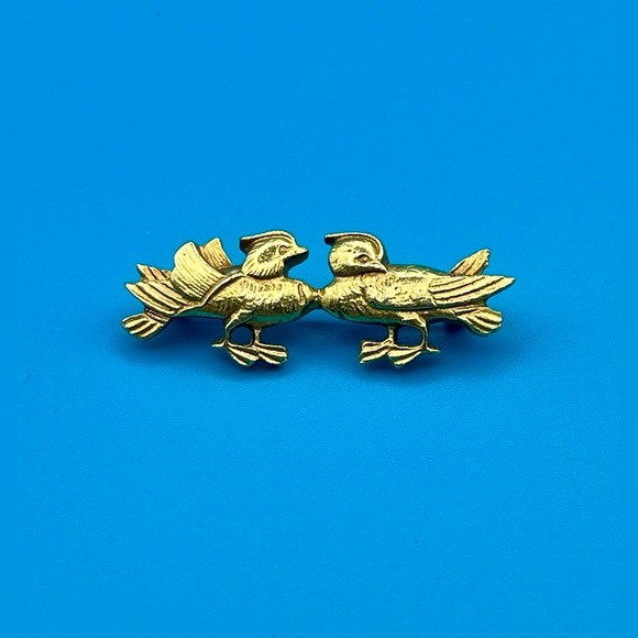 Pin / Brooch | Vtg Duck Pair Vintage | Gold Tone | Alva Studio Replicas - Picture 1 of 3